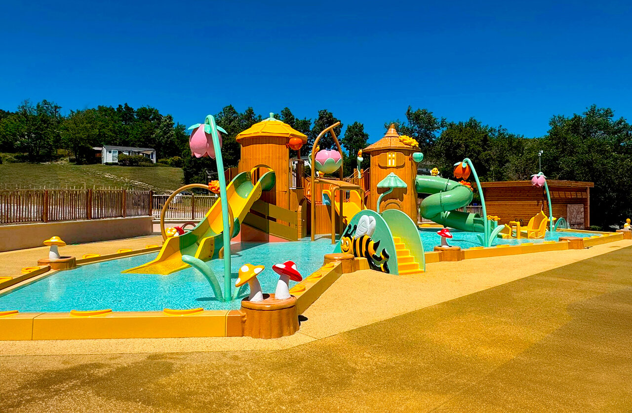 Spielbecken, Rutschen und Wasserspiele auf dem Campingplatz CLICOCHIC Castillon de Provence.