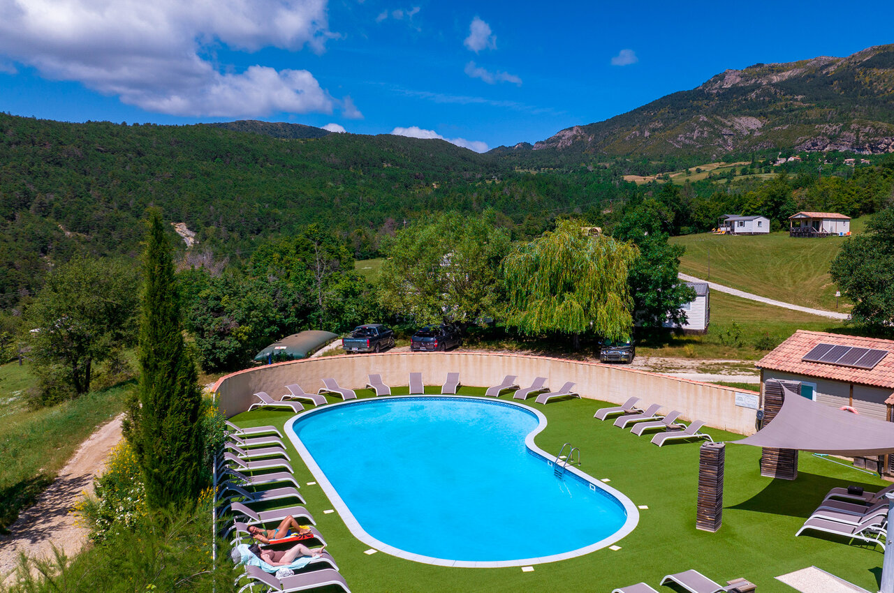Au�enpool, Liegest�hle, Kunstrasen, Luftaufnahme, Camping CLICOCHIC Castillon de Provence.