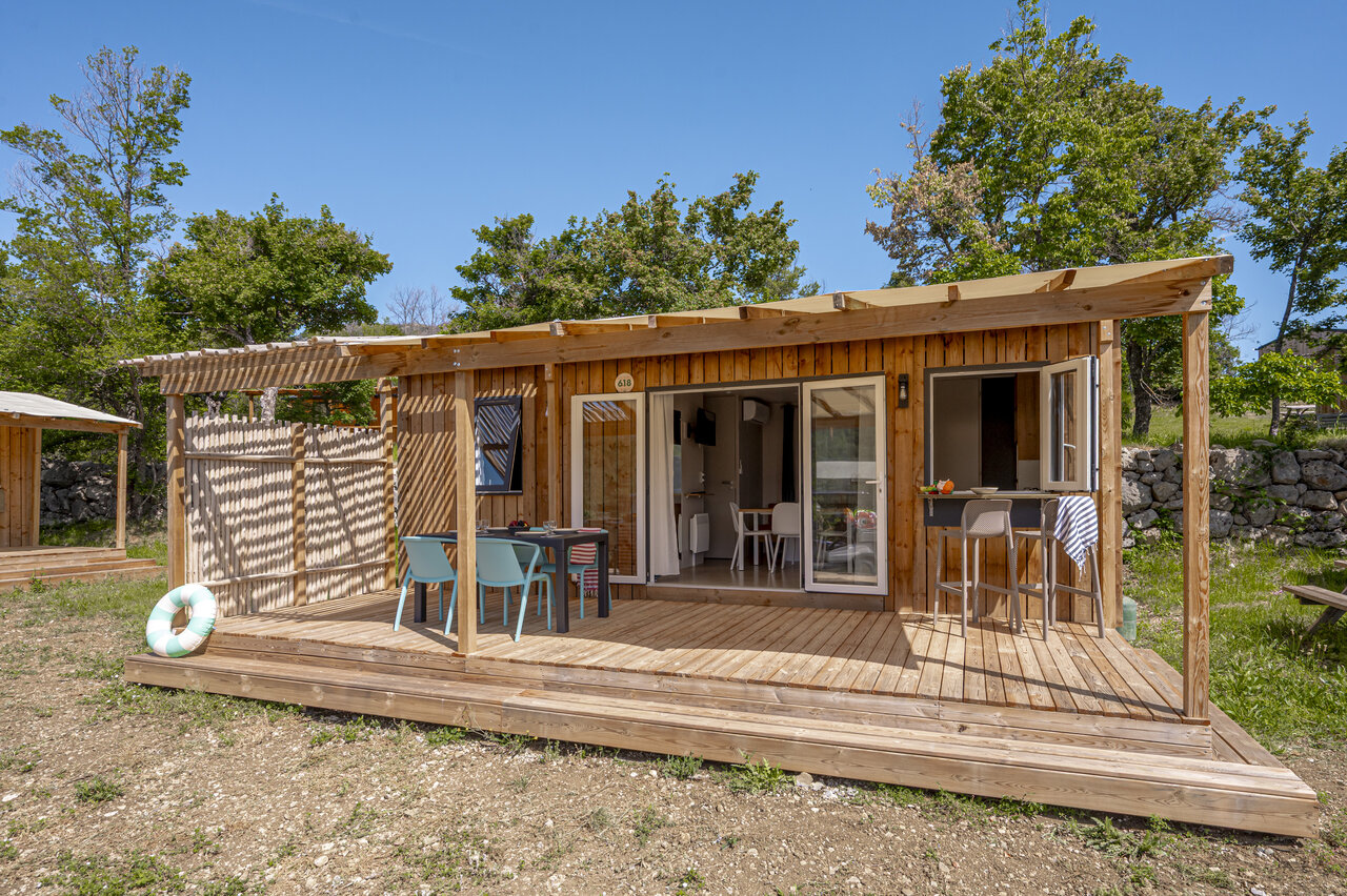 Modernes Holz-Mobilheim mit m�blierter Terrasse auf dem Campingplatz CLICOCHIC Castillon de Provence in Castellane (04).