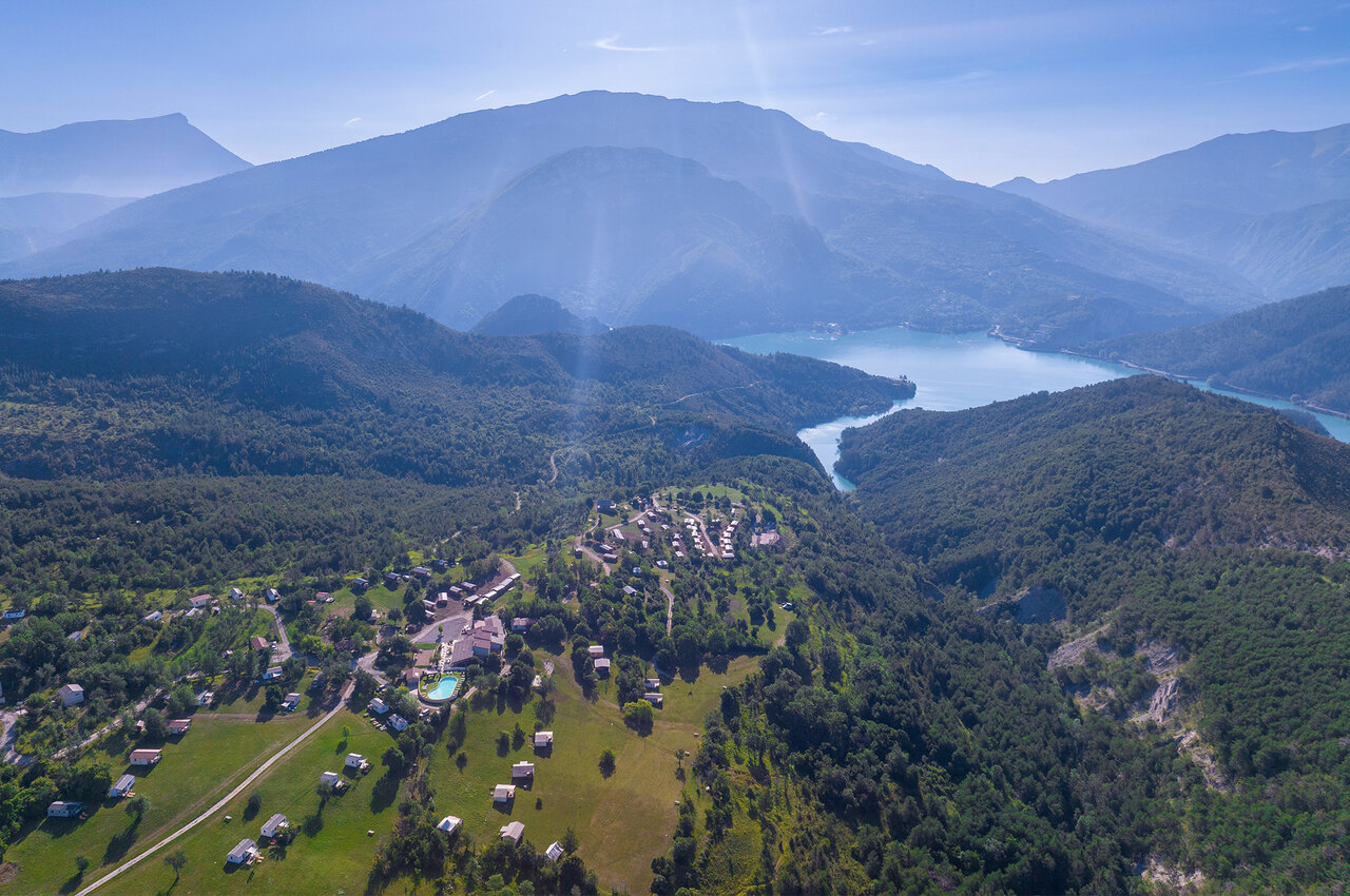 Campingplatz, Unterk�nfte, Pool, See, Berge, Luftaufnahme CLICOCHIC Castillon de Provence.