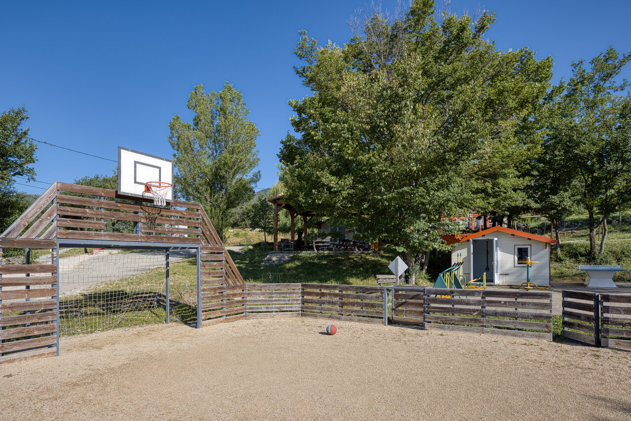Sportplatz mit Basketballkorb auf Camping CLICOCHIC Castillon de Provence.