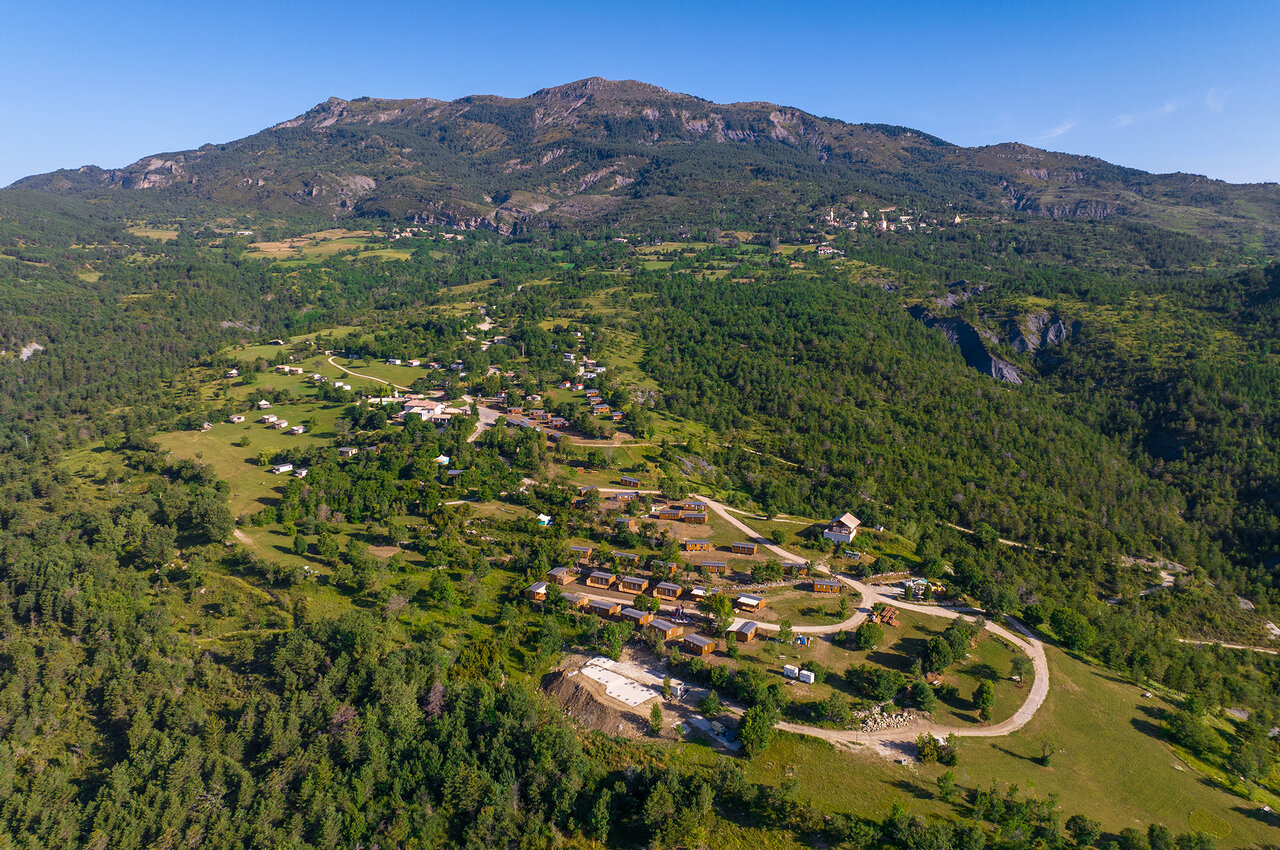 Luftaufnahme des Campings mit Unterk�nften und Natur im Camping CLICOCHIC Castillon de Provence in Castellane (04).