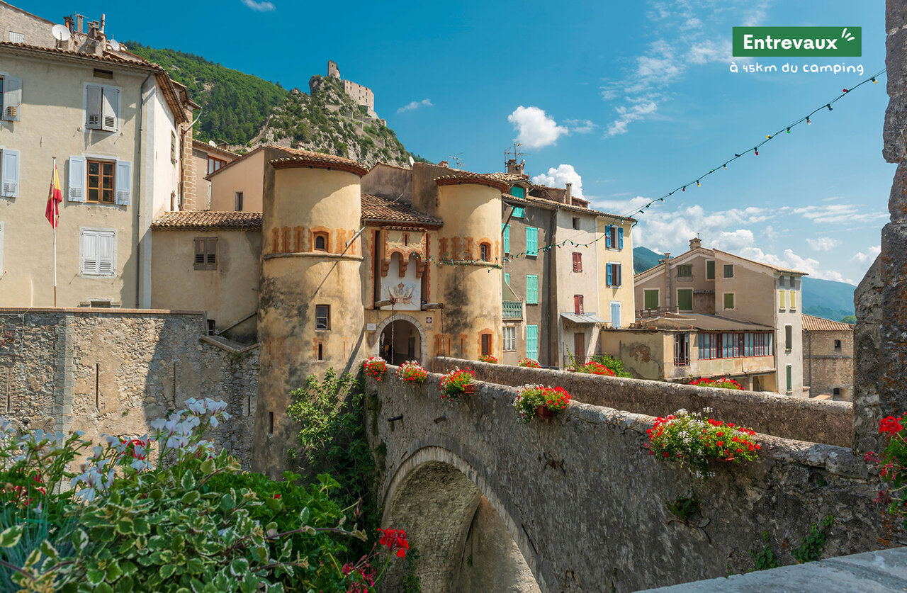 Entrevaux, mittelalterliche Stadt mit befestigter Br�cke, Stadtmauern und Zitadelle in den Alpen der Hochprovence.