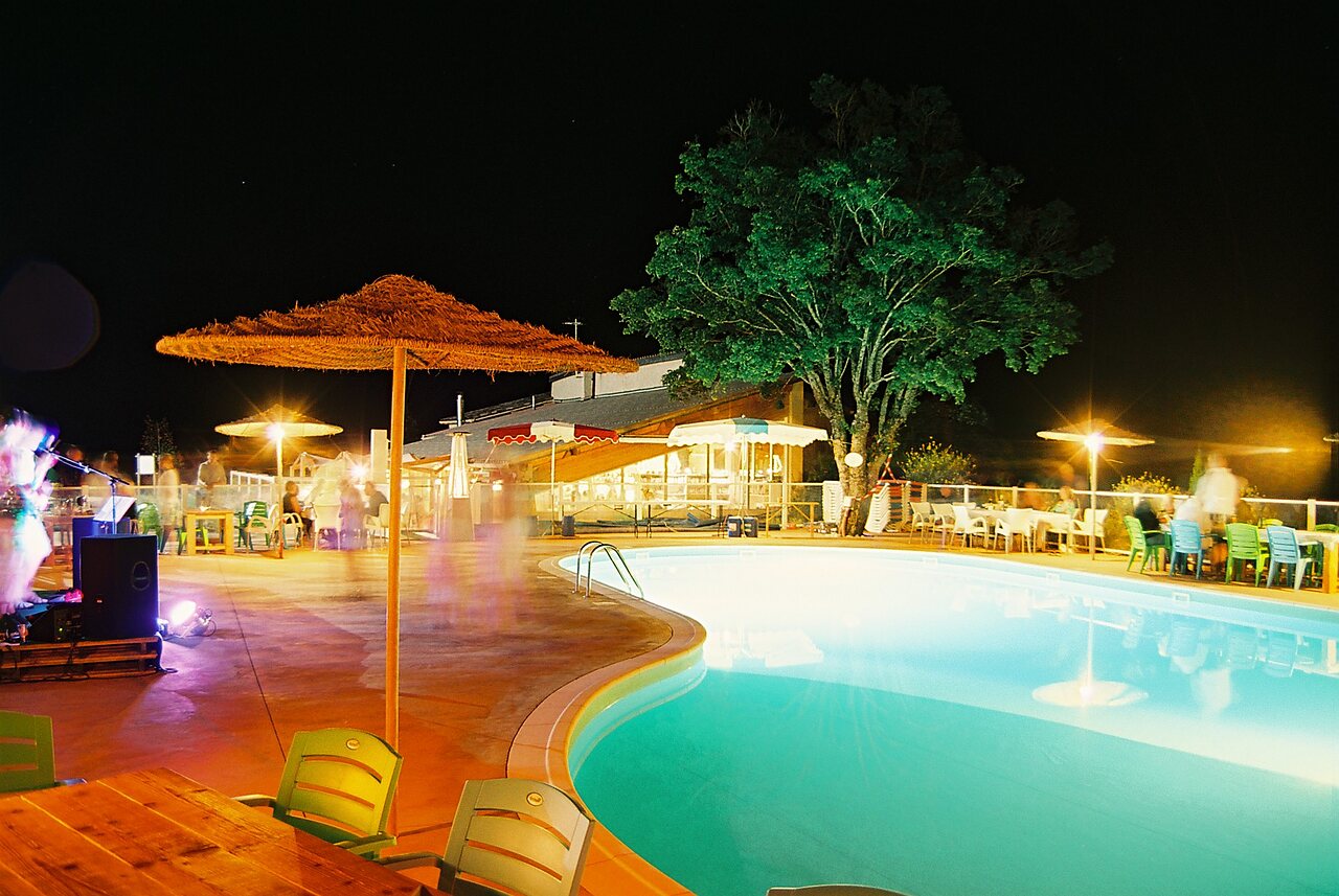 Beleuchteter Pool und Abendunterhaltung B�hne auf dem Campingplatz CLICOCHIC Castillon de Provence in Castellane (04).
