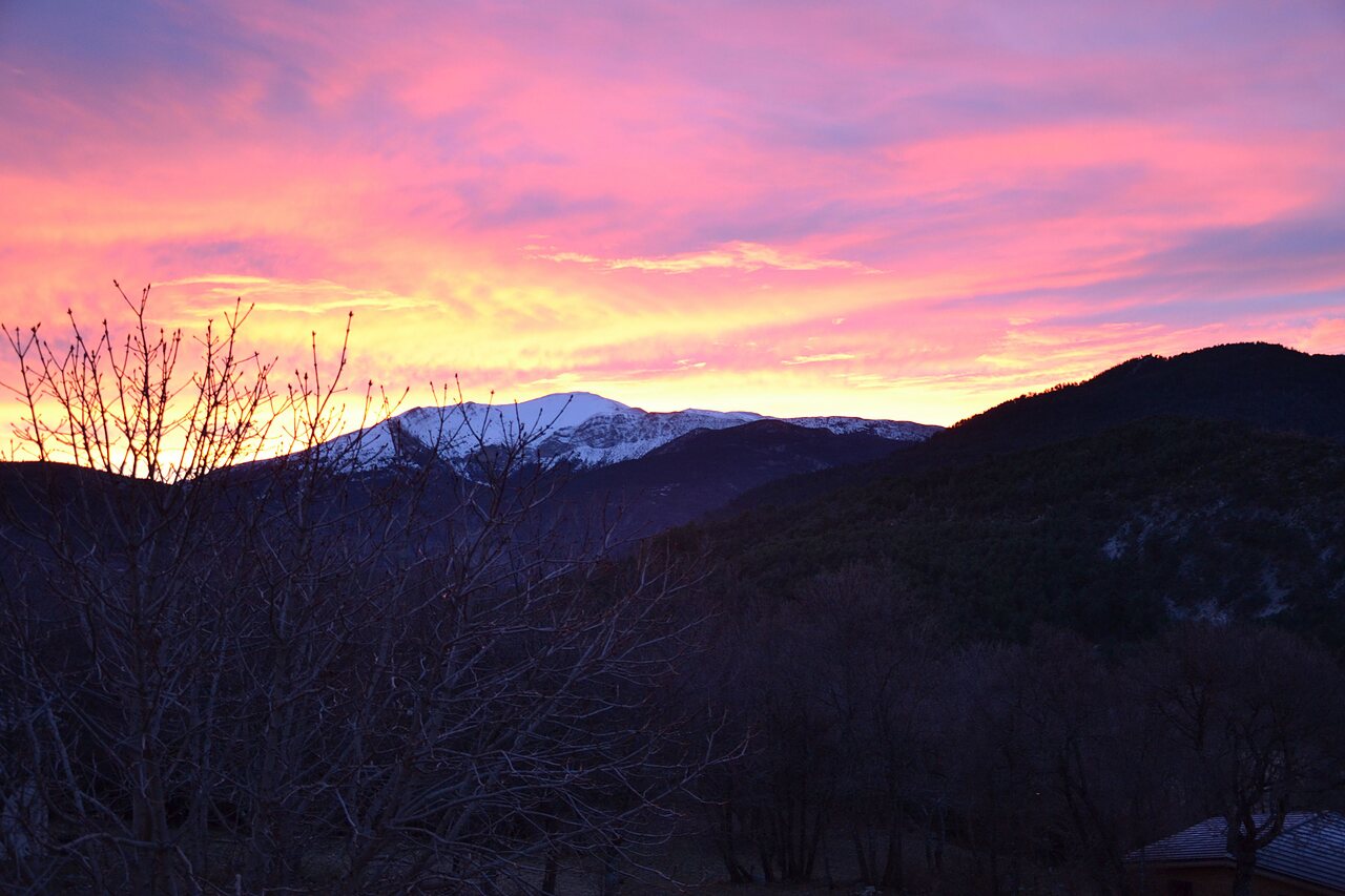 Wundersch�ner Sonnenuntergang �ber schneebedeckten Bergen bei Camping CLICOCHIC Castillon de Provence (04).