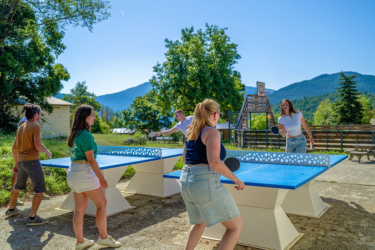 Tischtennisspiel im Freien auf Campingplatz CLICOCHIC Castillon de Provence.