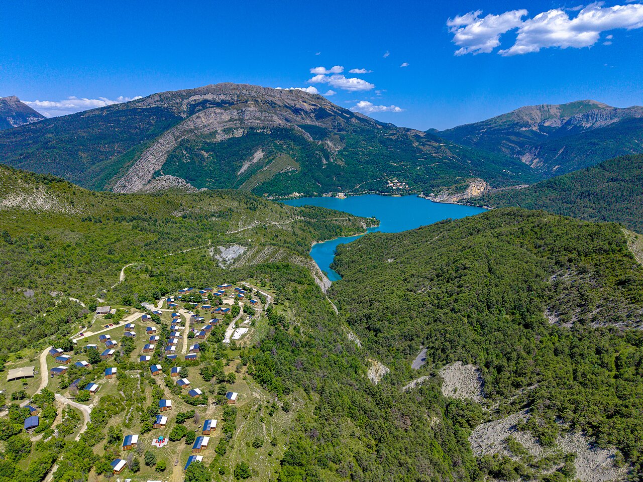 Mobilheime des Campingplatzes in der Natur, Luftaufnahme in Castellane (04).