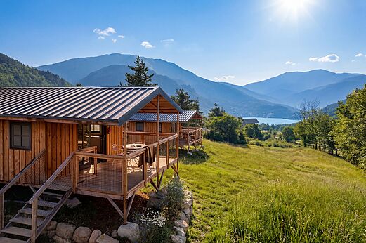 Holz-Mobilheime mit Terrasse, Blick auf See und Berge, Camping CLICOCHIC Castillon de Provence.