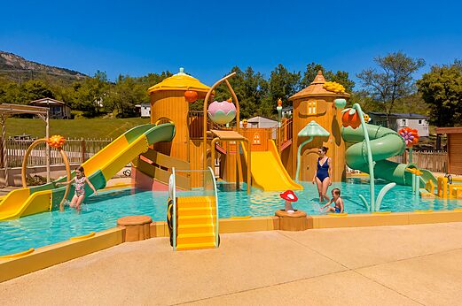 Wasserspielplatz, Rutschen und Kinderbecken auf dem Campingplatz CLICOCHIC Castillon de Provence.