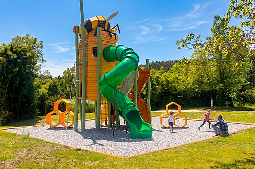 Bienenthema Spielplatz mit grüner Rutsche auf Camping CLICOCHIC Castillon de Provence (04).