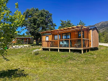 Holz-Mobilheim mit Terrasse auf dem Campingplatz CLICOCHIC Castillon de Provence.