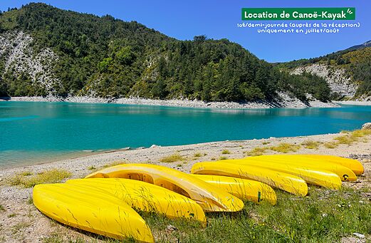 Gelbe Kanus und Kajaks zur Miete am See auf dem Campingplatz CLICOCHIC Castillon de Provence in Castellane (04).