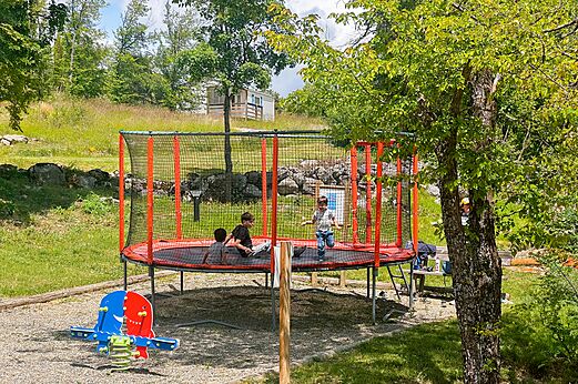 Trampolin und Schaukel für Kinder am Campingplatz CLICOCHIC Castillon de Provence.