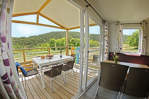 Mobilheim mit überdachter Terrasse auf dem Campingplatz CLICOCHIC Castillon.