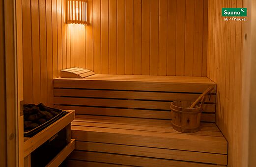 Holzsauna, Bänke und Ofen, auf dem Campingplatz CLICOCHIC Castillon de Provence in Castellane (04).