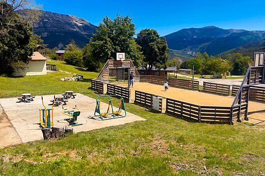 Multisportplatz und Outdoor-Fitness auf dem Campingplatz CLICOCHIC Castillon de Provence (04).