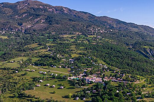 Luftaufnahme Camping, Mobilheime und Berge auf dem Campingplatz CLICOCHIC Castillon de Provence.