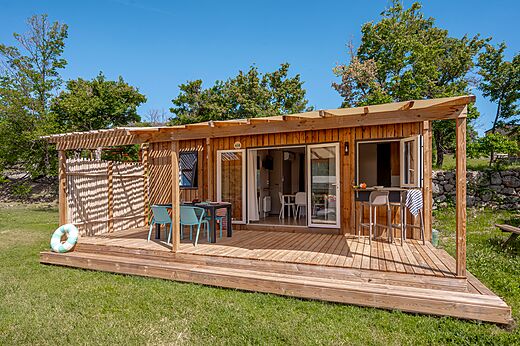 Modernes Holz-Mobilheim mit großer Terrasse auf dem Campingplatz CLICOCHIC Castillon de Provence in Castellane (04).