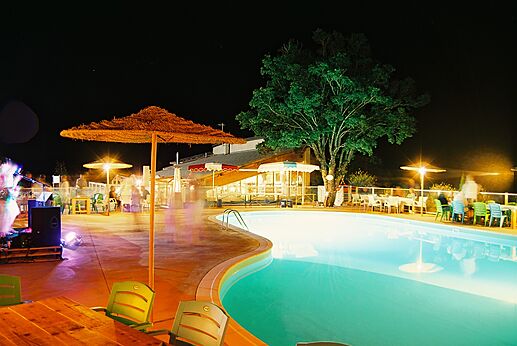 Beleuchteter Pool und festlicher Animationsabend im Camping CLICOCHIC Castillon de Provence in Castellane (04).
