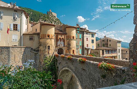 Mittelalterliche Stadt Entrevaux mit Festungsbr�cke und Zitadelle in der Provence.