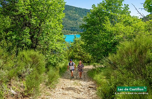 Wanderer auf Weg zum Lac de Castillon, touristischer Ort nahe Castellane.