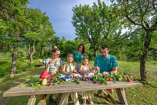 Familienanimation, kreativer Naturworkshop für Kinder auf dem Campingplatz CLICOCHIC Castillon de Provence.