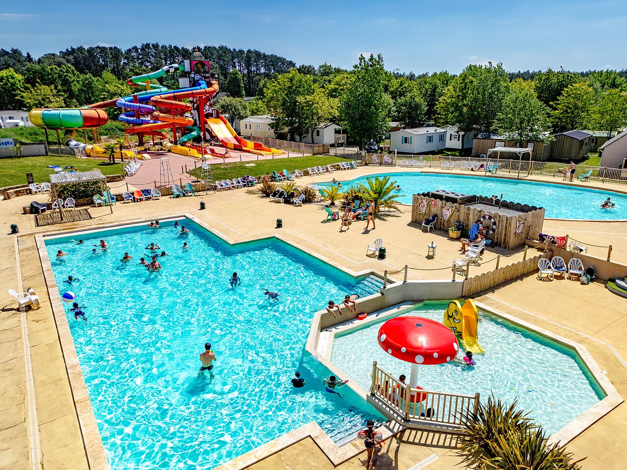 Groot waterpark met reuzenglijbanen en zwembaden op camping CAPFUN Cenic in PENESTIN (56).
