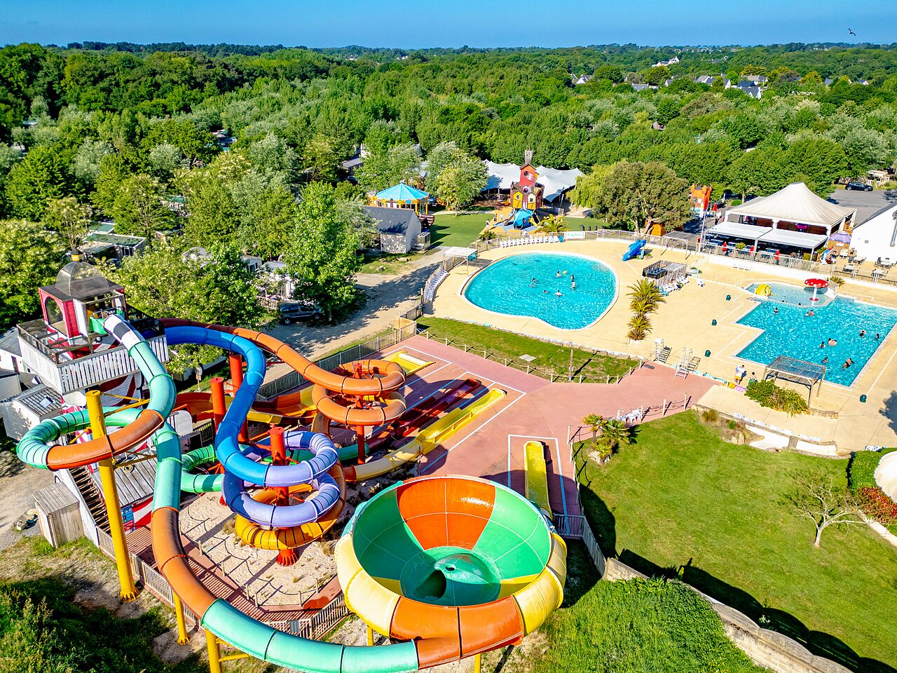Waterpark, reuzenglijbanen en buitenzwembaden op camping CAPFUN Cenic in PENESTIN (56).