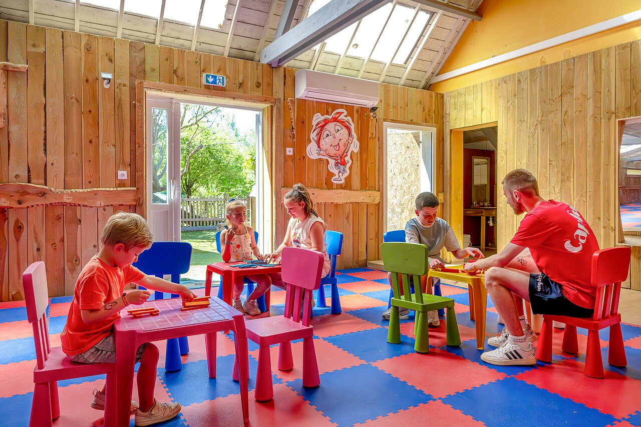 Creatieve kinderactiviteiten met animator op camping CAPFUN Cenic in PENESTIN (56).