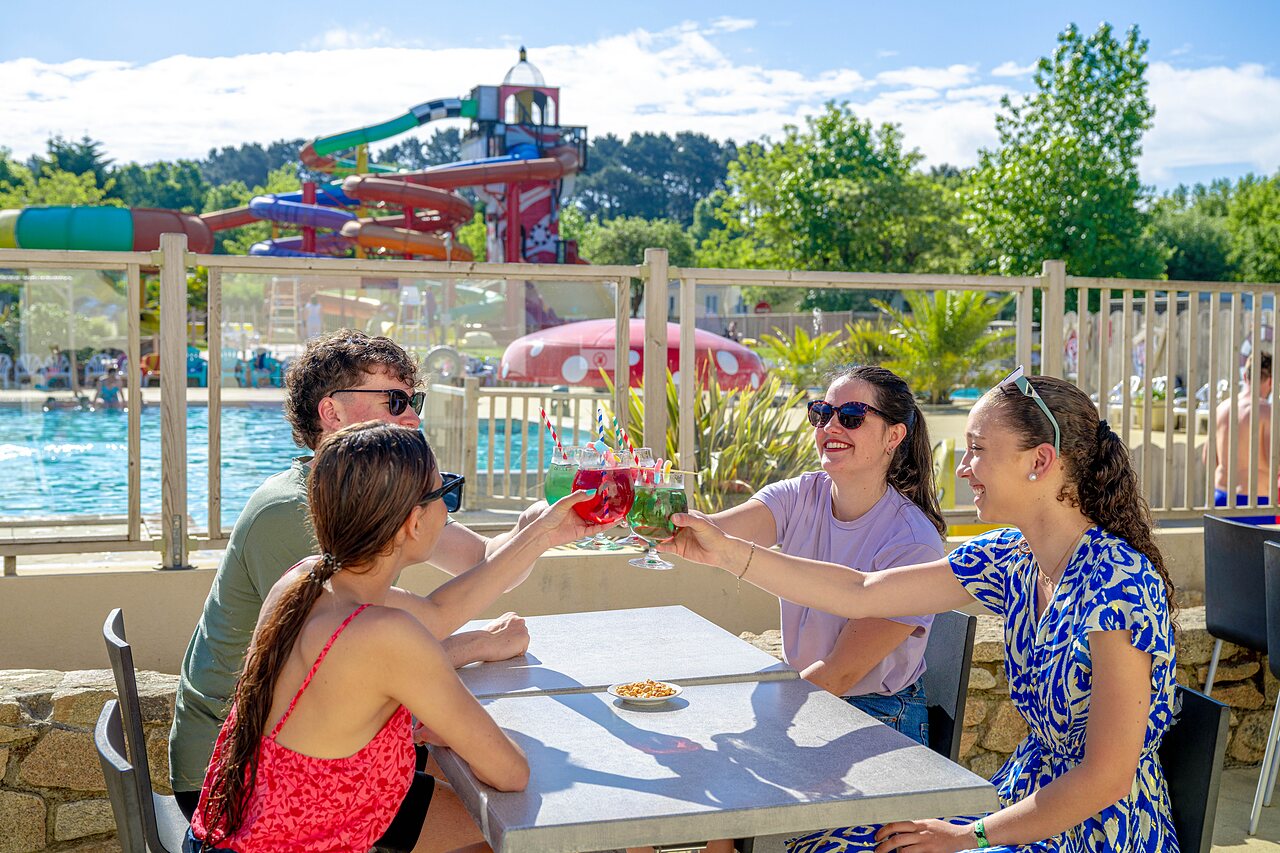 Vrienden proosten aan bar, waterglijbanen, CAPFUN Cenic in PENESTIN (56).