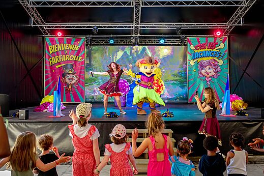 Animationsshow mit Maskottchen und Kindern am Campingplatz CAPFUN Cenic in PENESTIN (56).