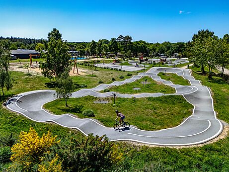 Pumptrack für Fahrräder mit radfahrendem Kind auf dem Campingplatz CAPFUN Cenic in PENESTIN (56).