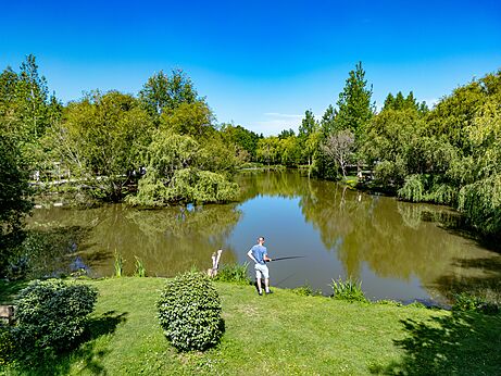 Angeln im grünen Teich des Campingplatzes CAPFUN Cenic in PENESTIN (56).