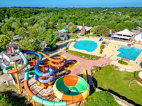 Riesige Wasserrutschen und Außenpools auf dem Campingplatz CAPFUN Cenic in PENESTIN (56).