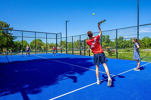 Blauer Padelplatz mit Spielern auf Campingplatz CAPFUN Cenic in PENESTIN (56).