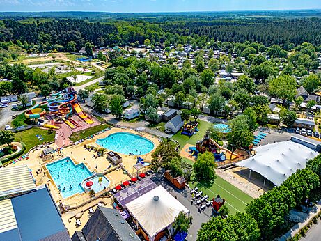 Luftaufnahme des Wasserparks, Pools und Rutschen auf Camping CAPFUN Cenic in PENESTIN (56).