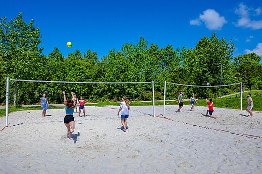 Beachvolleyballfeld mit Spielern auf dem Campingplatz CAPFUN Cenic in PENESTIN (56)