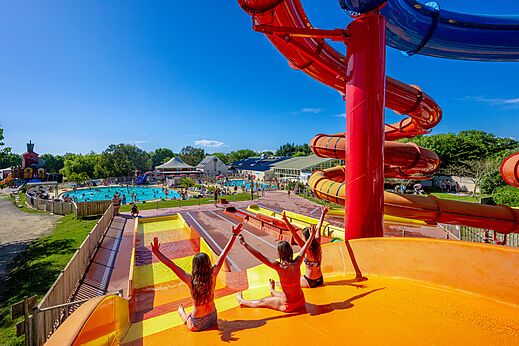 Wasserrutschen und belebtes Freibad auf dem Campingplatz CAPFUN Cenic in PENESTIN (56).
