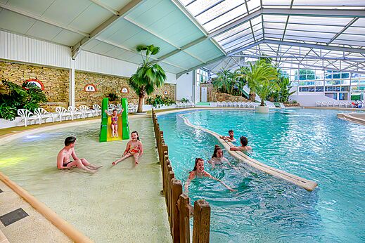 Überdachtes Schwimmbad mit Rutsche und Kinderbereich auf Camping CAPFUN Cenic in PENESTIN (56).