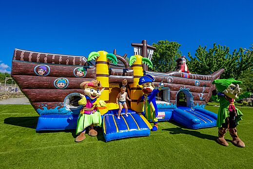 Riesige aufblasbare Piratenschiff-Hüpfburg auf dem Campingplatz CAPFUN Cenic in PENESTIN (56).