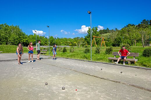 Bocciabahn mit Spielern auf dem Campingplatz CAPFUN Cenic in PENESTIN (56).