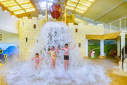 Kinder unter dem Rieseneimer, Wasserpark auf dem Campingplatz CAPFUN Cenic in PENESTIN (56).