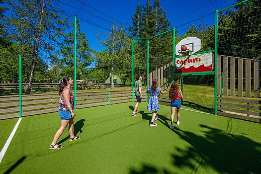 Basketballplatz mit Urlaubern spielend auf dem Campingplatz CAPFUN Cenic in PENESTIN (56).