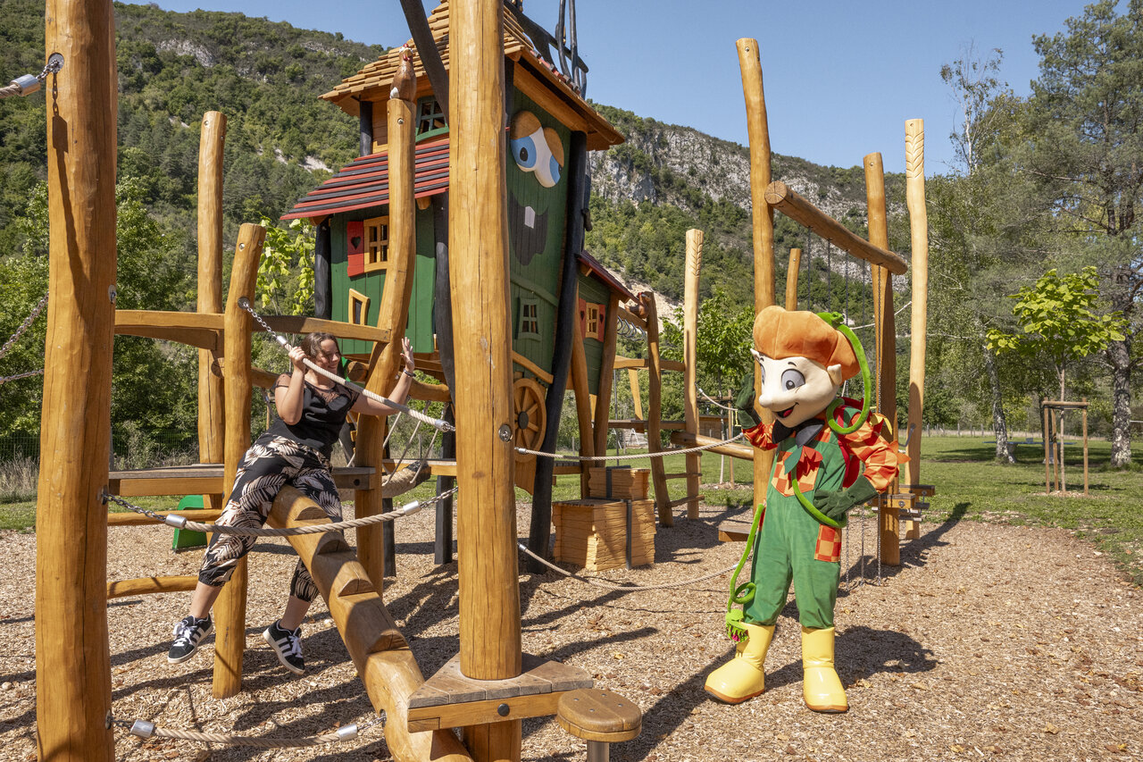 Wooden playground and mascot of CLICOCHIC Chancia campsite (01).