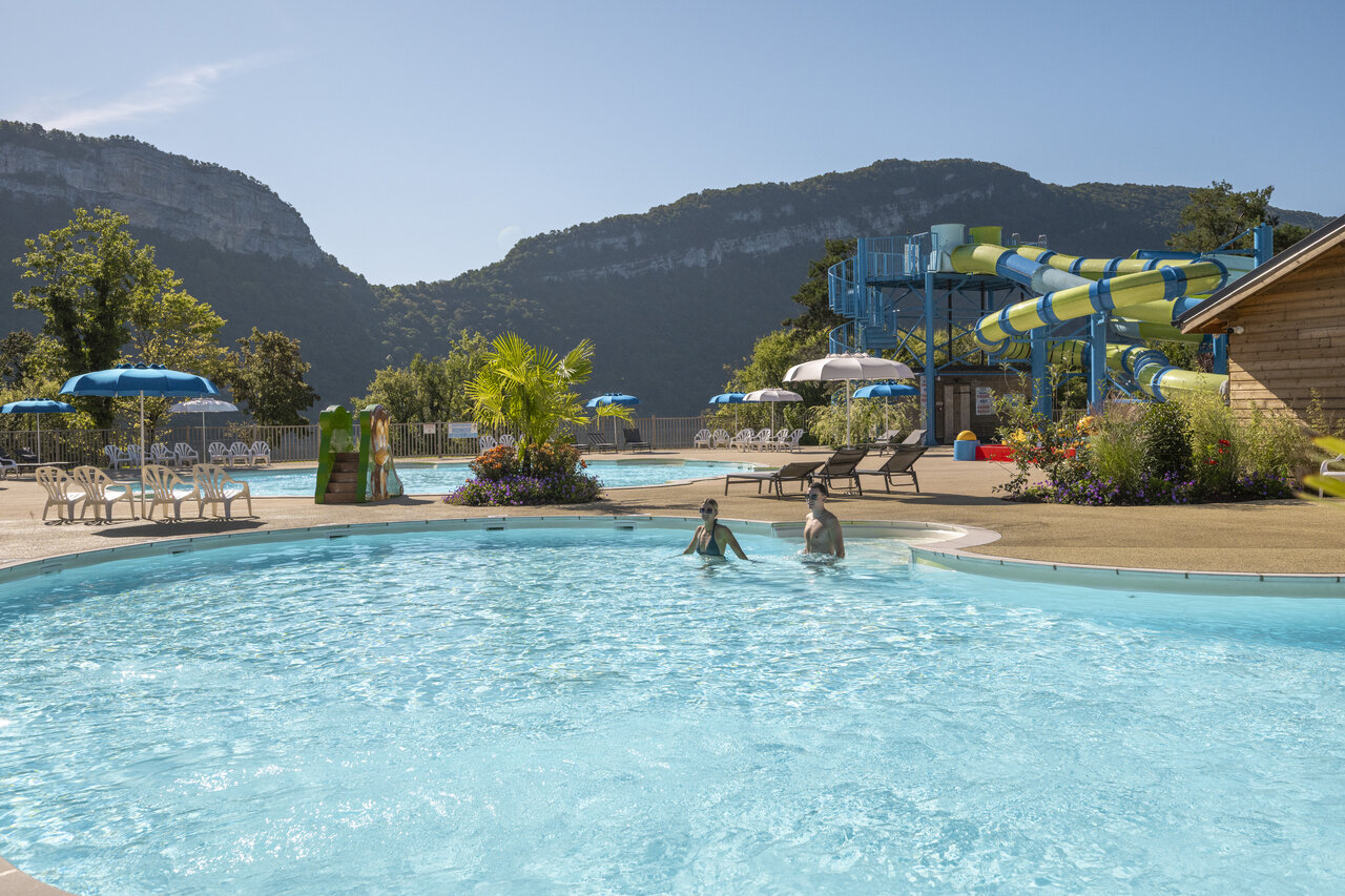 Outdoor swimming pool with water slides and sun loungers at CLICOCHIC Chancia campsite in Chancia (01).