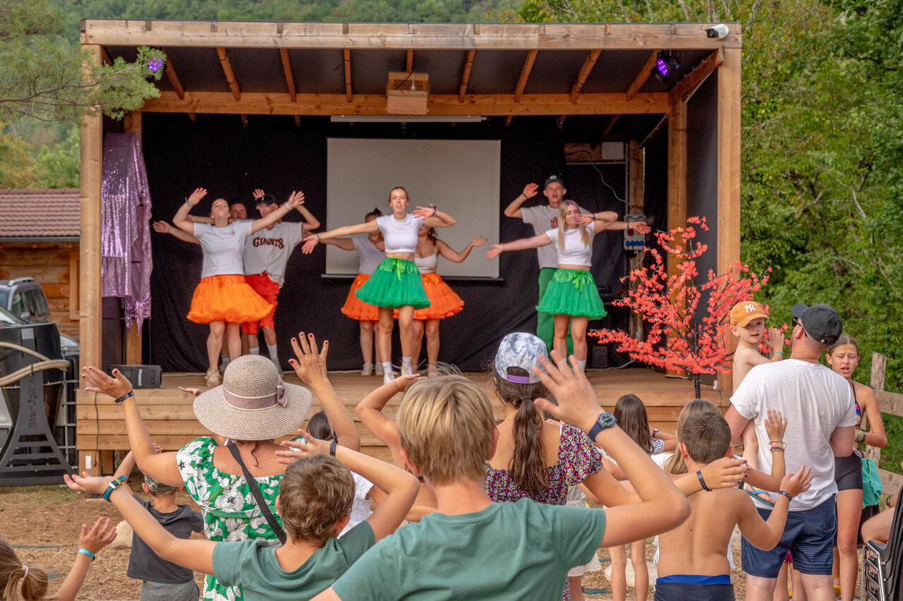 Animation show with dancers and audience at CLICOCHIC Chancia campsite in Chancia (01).