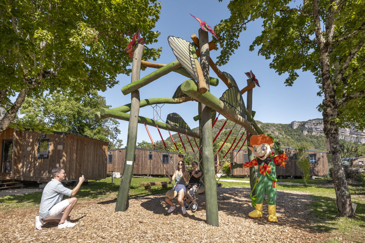 Wooden playground, swings, mascot, mobile homes at CLICOCHIC Chancia campsite (01).