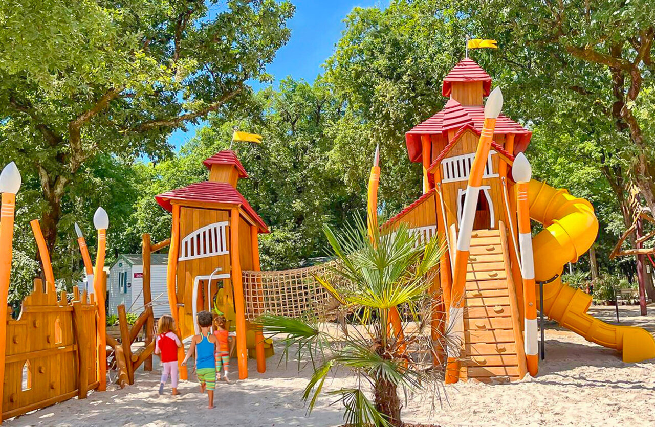 Grote houten speeltuin met glijbaan voor kinderen op camping VAGUES OCEANES Domaine les Charmilles in Saint-Laurent-de-la-Pr�e (17).
