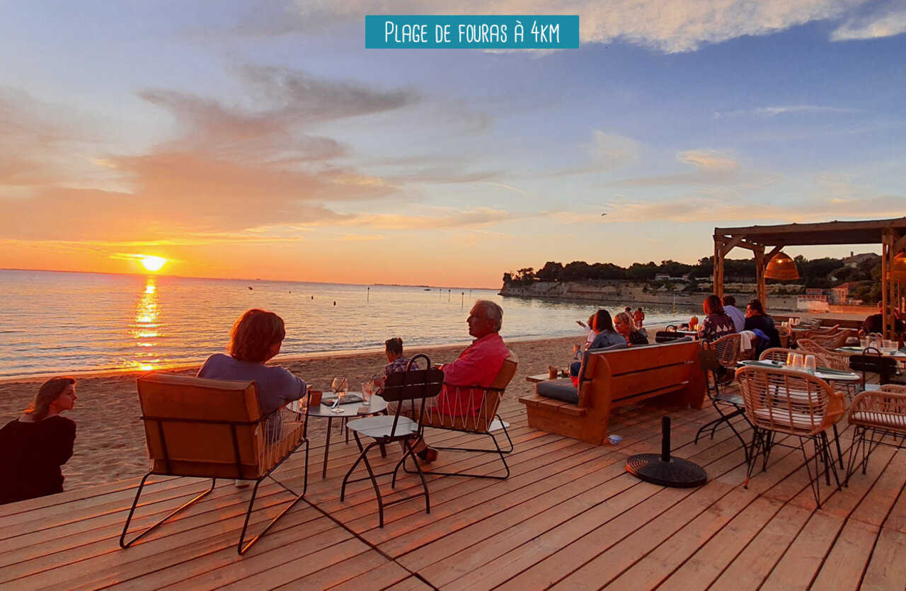 Strandrestaurant met houten terras bij zonsondergang, Plage de Fouras.