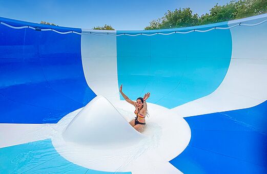 Riesen-Wasserrutsche mit Badegast im Camping VAGUES OCEANES Domaine les Charmilles.
